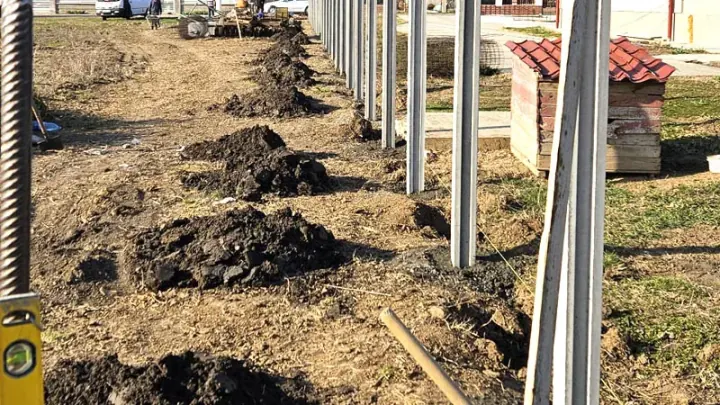 Zaunmontage: Aushub und Betonpfosten auf dem Grundstück