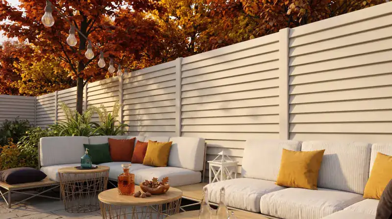 Weißer Betonzaun Rain Guard rund um eine Terrasse im Herbst