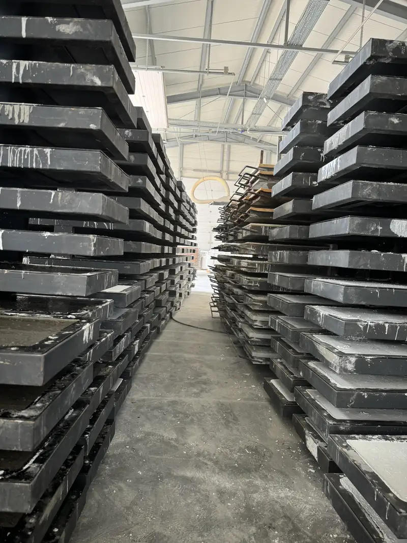 Stapel von Stahlformen für Platten in der Produktionshalle